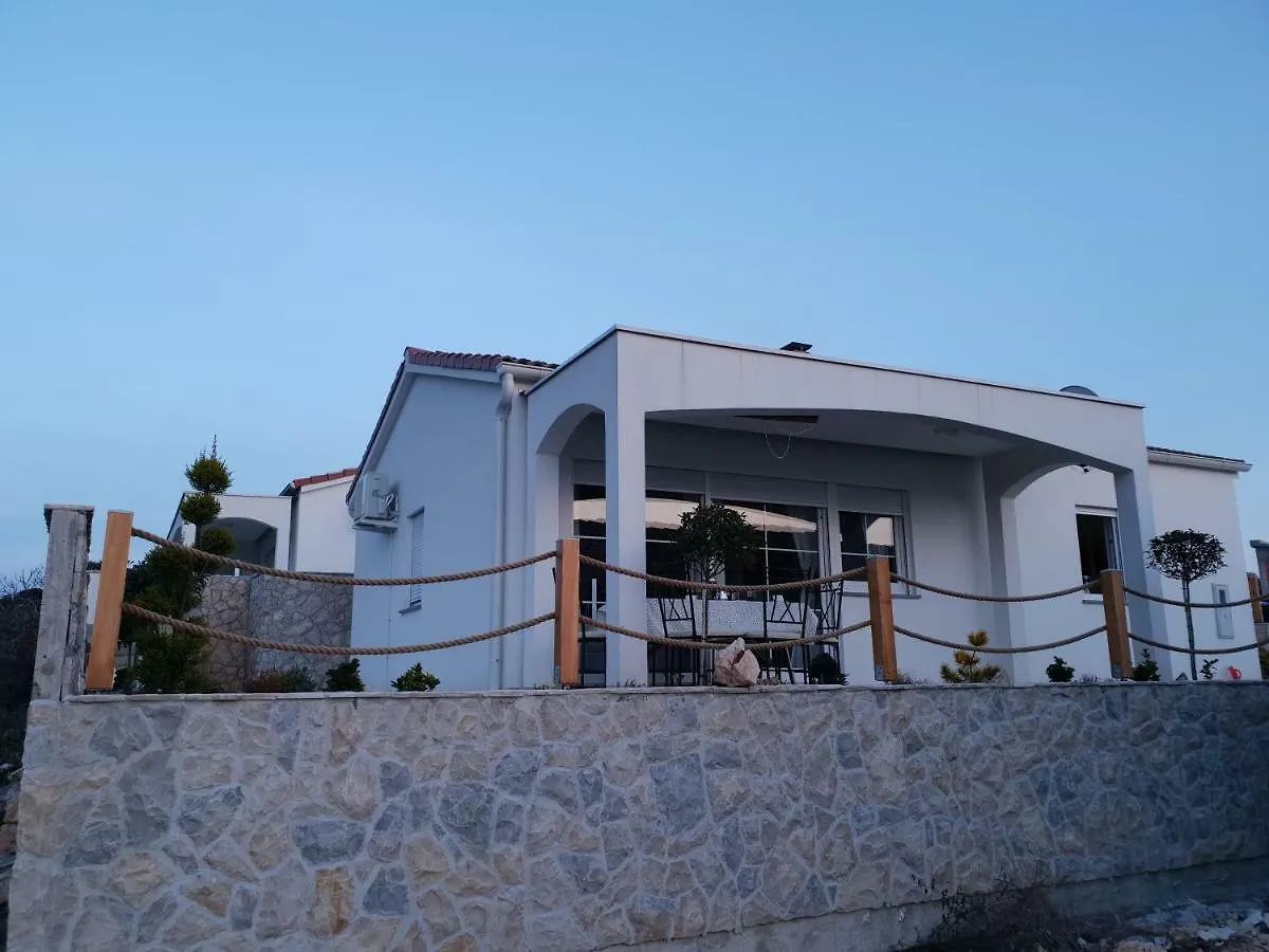 Hisa Mandre Villa